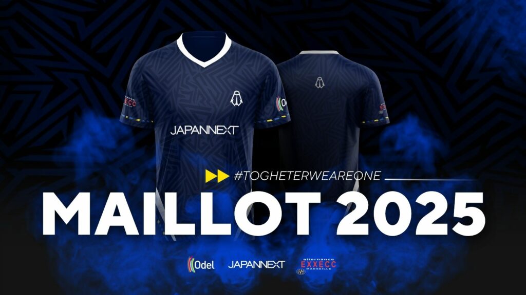 Visuel du maillot officiel CICADAS Gaming 2025, bleu foncé à motifs géométriques, avec les logos de JapanNext, EXXECC et ODEL, accompagné du slogan #TogetherWeAreOne.