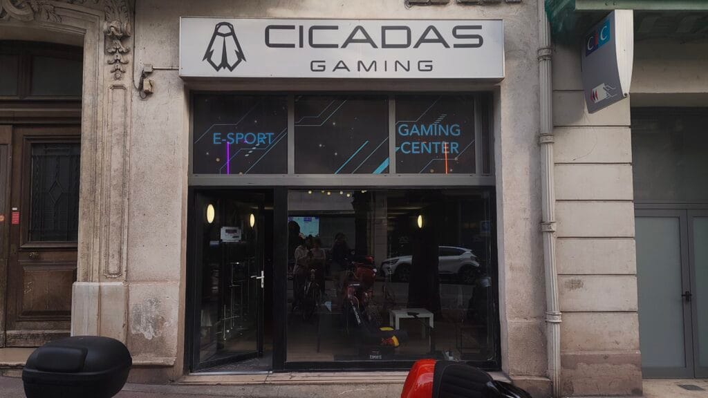 Devanture Cicadas page à propos