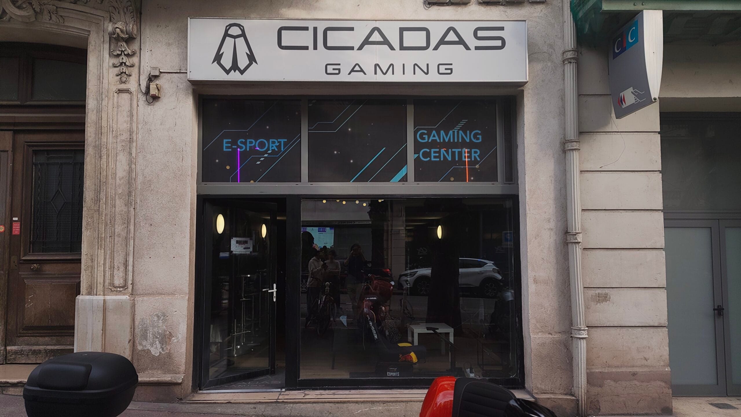 Devanture Cicadas page à propos